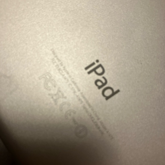 Apple iPad in Silver Finish - Picture 2 of 4